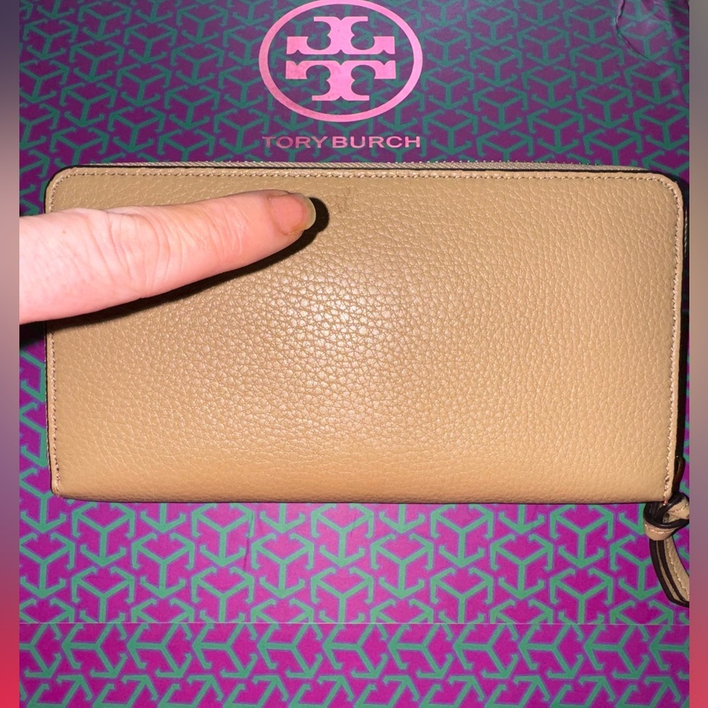 Tory Burch Bombe T Zip Continental Wallet - Picture 9 of 11